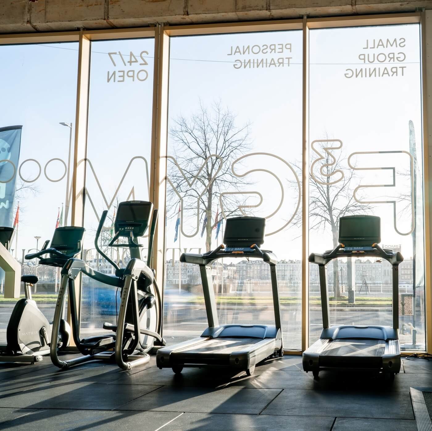 Loopbanden in de cardiozone van F3 GYM, gebruikt bij de hardlooptest