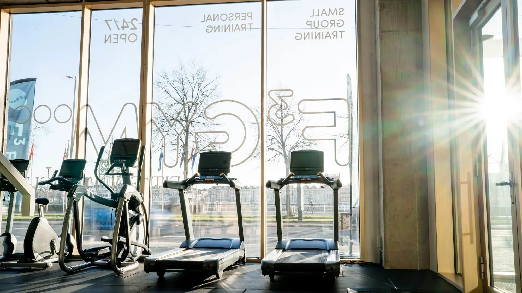 Cardiozone van F3 GYM aan de Hertekade met loopbanden, daglicht en uitzicht over de Maas