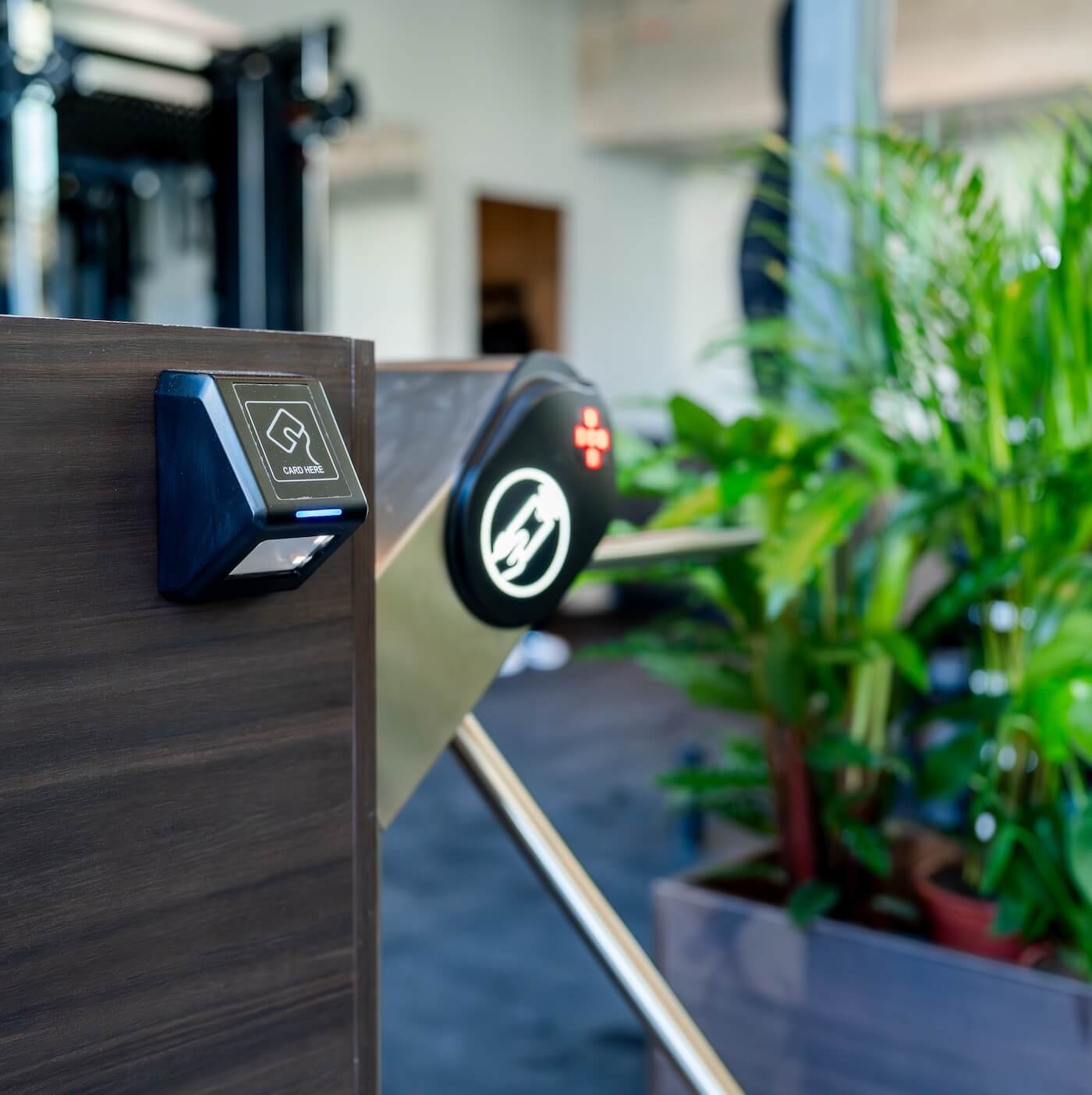 Toegangspoortje met QR-scanner bij de entree van F3 GYM