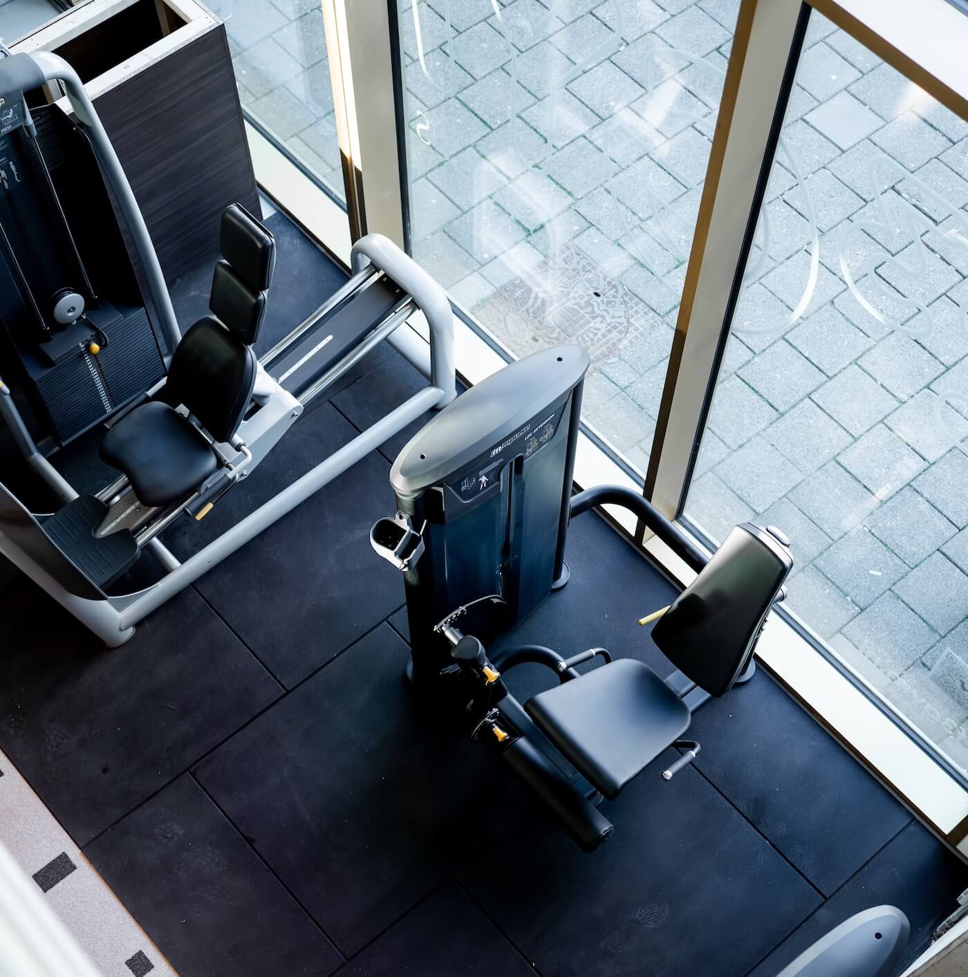 Krachtapparatuur op de bovenverdieping van F3 GYM aan de Hertekade