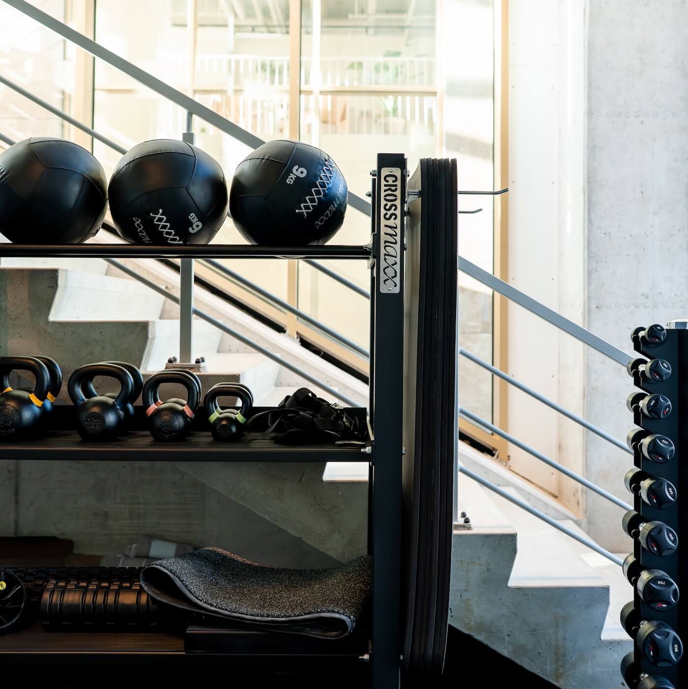 Rek met medicine balls en kettlebells in de krachtruimte van F3 GYM